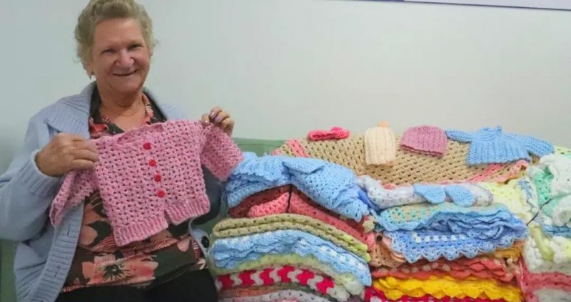 Idosa produz e doa toucas, mantas, casacos e meias de crochê para entidades do Vale do Itajaí