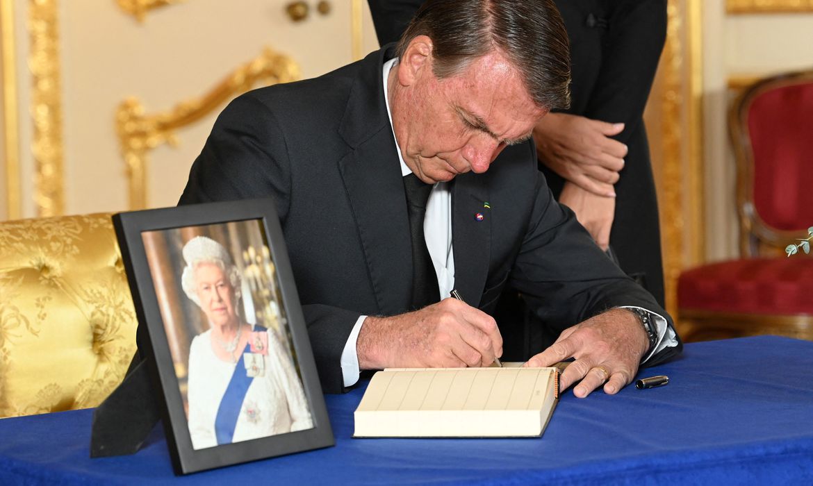 Presidente visita caixão da Rainha Elisabeth e presta condolências