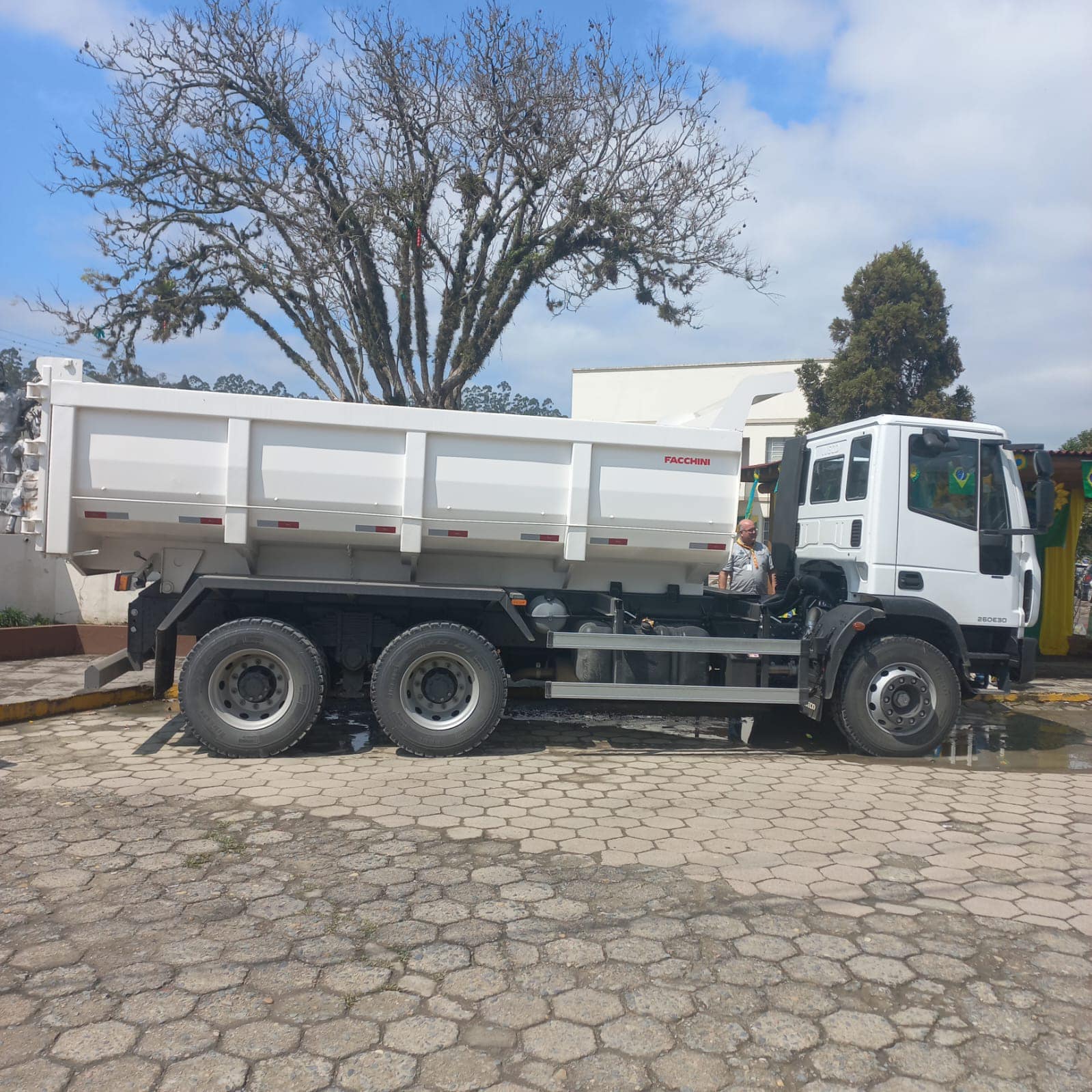 Agrolândia recebe novo caminhão caçamba