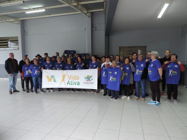 Integrantes do Grupo Vida Ativa de Rio do Campo ganham presente especial