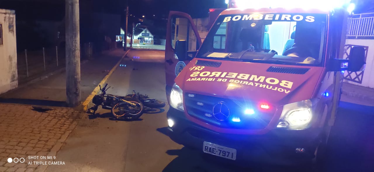 Jovem motociclista fica gravemente ferido após acidente no Alto Vale