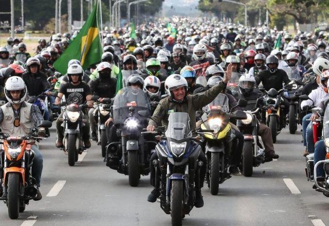 TSE multa Bolsonaro por propaganda eleitoral antecipada em motociata