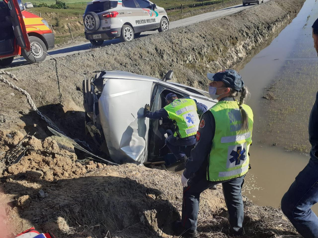 Jovem perde controle de veículo e cai dentro de arrozeira em Agrolândia