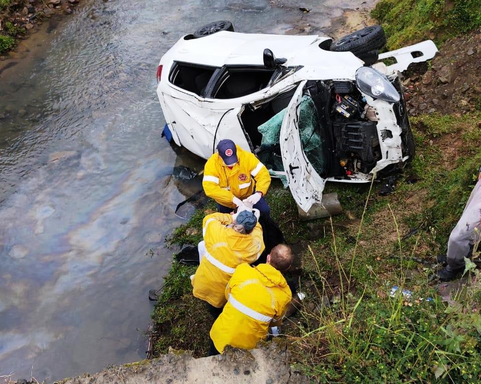 Jovem perde controle de veículo e cai de ponte em Agrolândia