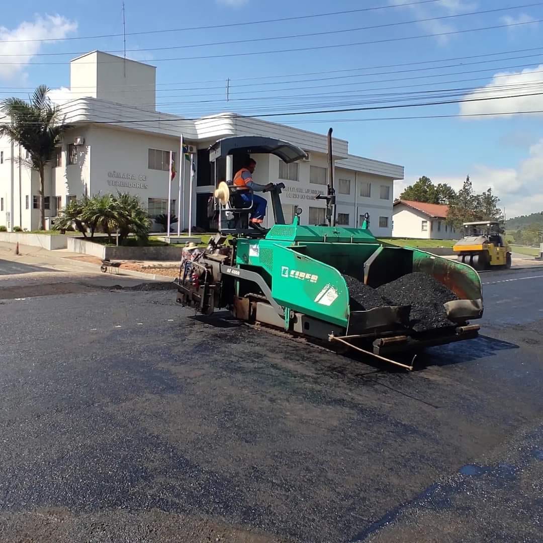 Inicia a aplicação do asfalto na Rua 29 de Dezembro, em Rio do Campo