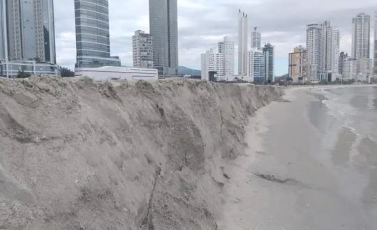 Moradores encontram “degrau” gigante em praia que recebeu alargamento em SC