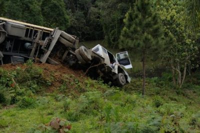 Caminhão tomba na BR-470, em Pouso Redondo