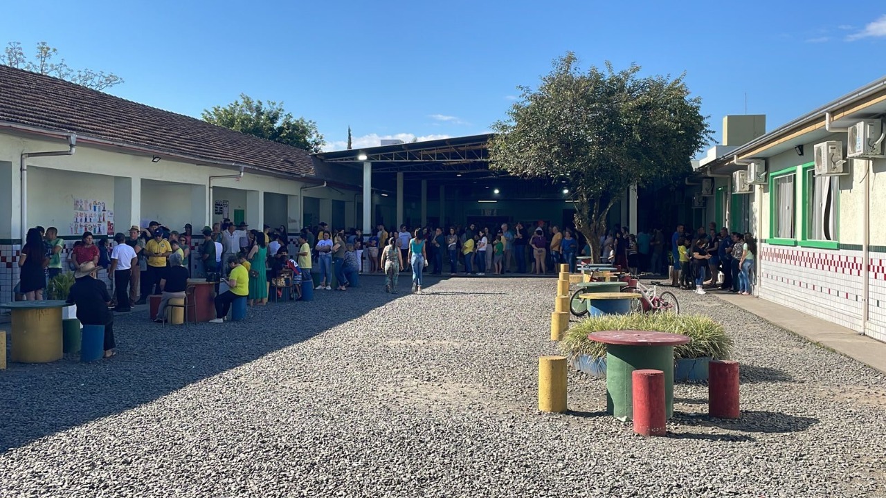 Longas filas em Taió, Pouso Redondo e Rio do Campo marcam votação
