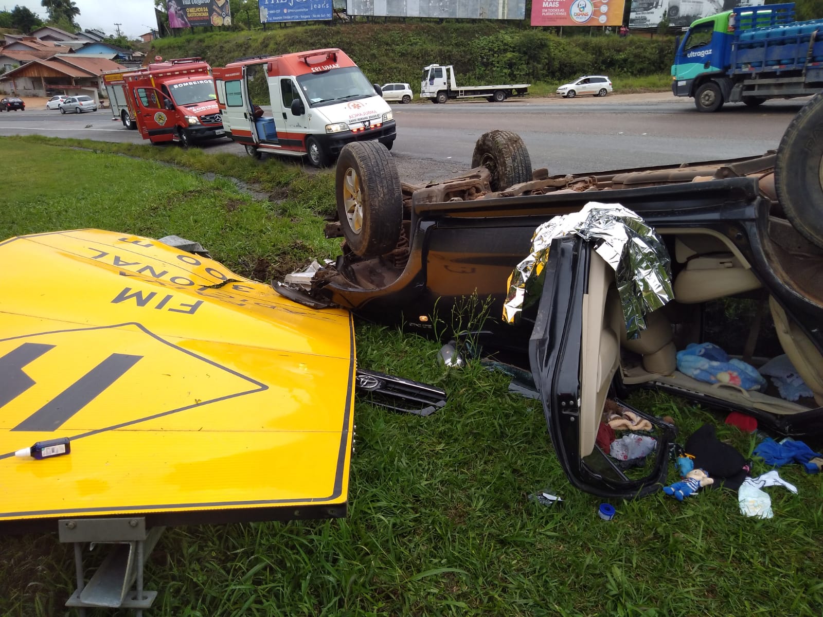 Caminhonete fica destruída após acidente na BR-470, em Ibirama