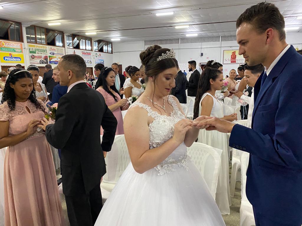 Casamento coletivo reúne 30 casais em Presidente Getúlio