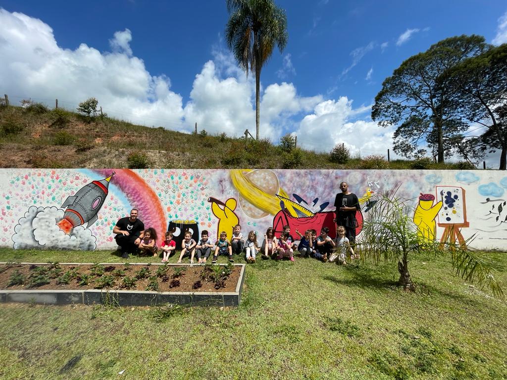 Pintura artística no muro do CEI Anjo da Guarda diverte os alunos em Taió