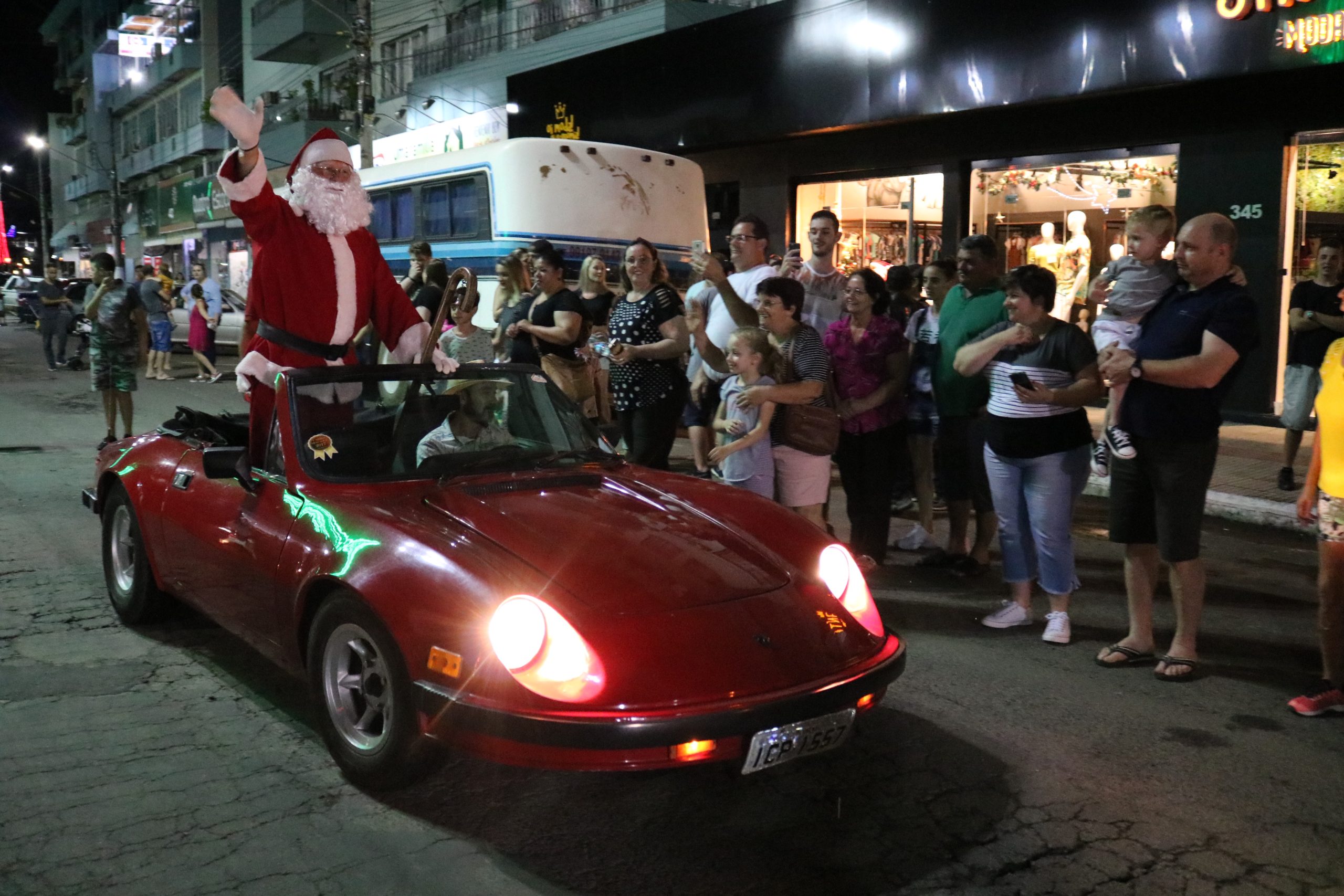 Chegada do Papai Noel radical marca início do Mercado de Natal de Ibirama