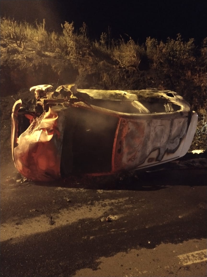 Carro fica destruído após tombar na SC-114 entre Pouso Redondo e Taió