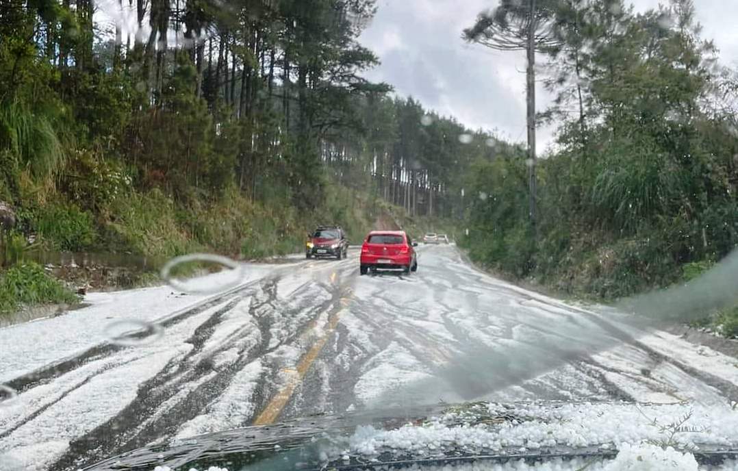 Serra Catarinense registra chuva de granizo e ruas cobertas de gelo
