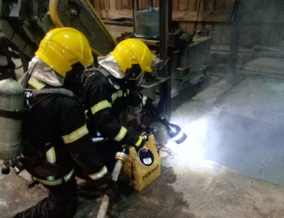 Bombeiros combatem princípio de incêndio em empresa de Braço do Trombudo
