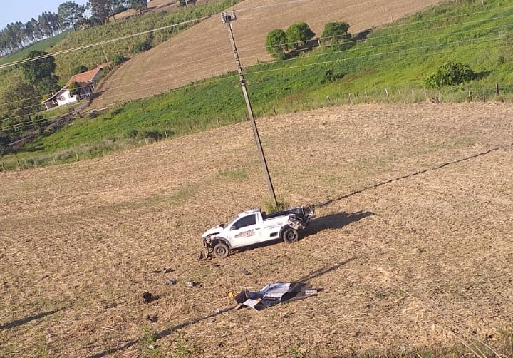 Veículo cai em barranco após colisão na BR-470 em Pouso Redondo