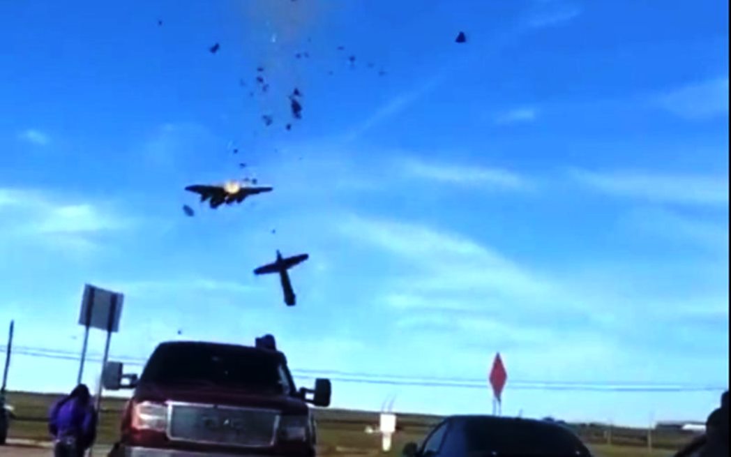 Dois aviões colidem no ar durante apresentação nos EUA; Seis pessoas morreram