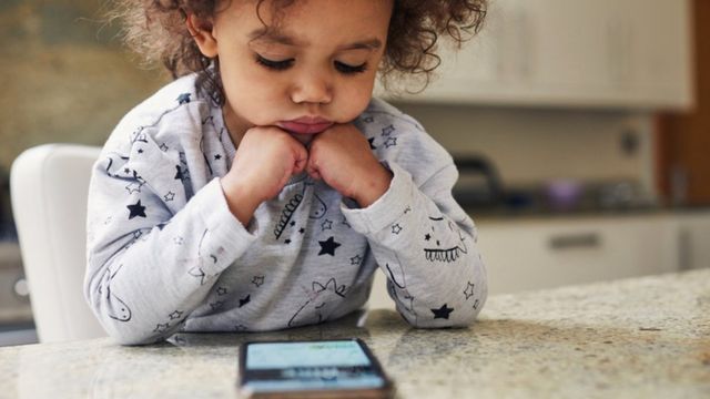 Crianças expostas ao celular podem nunca mais serem as mesmas, diz estudo