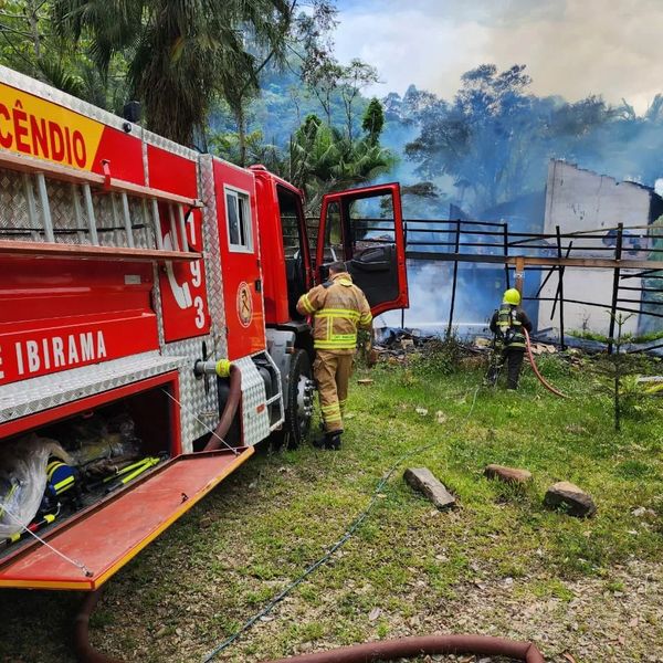 Bombeiros Voluntários de Ibirama atendem ocorrência de incêndio em residência em Apiúna