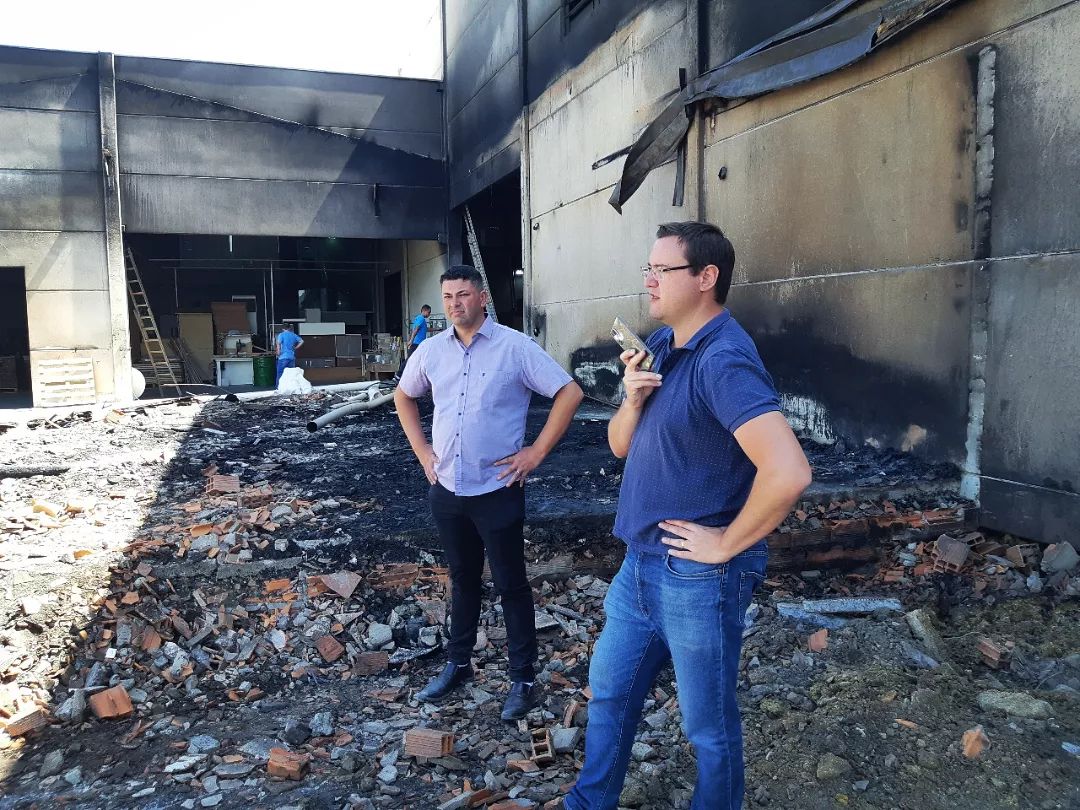 Prefeito de Pouso Redondo visita empresa Móveis Cris, conferindo os danos causados pelo incêndio