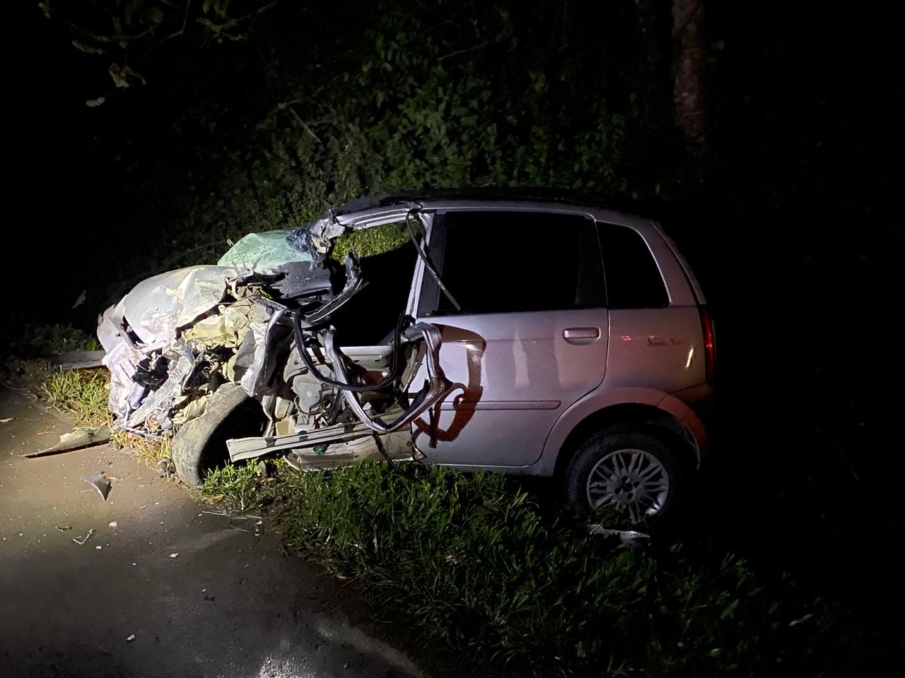 Carro fica destruído após acidente na BR-470 em Pouso Redondo