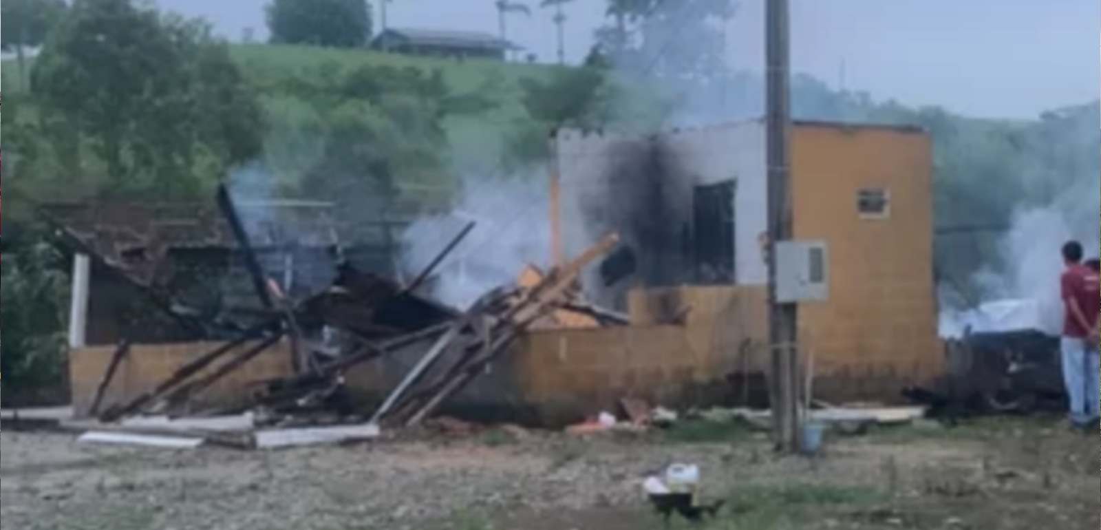 Família perde tudo após incêndio em residência, em Pouso Redondo