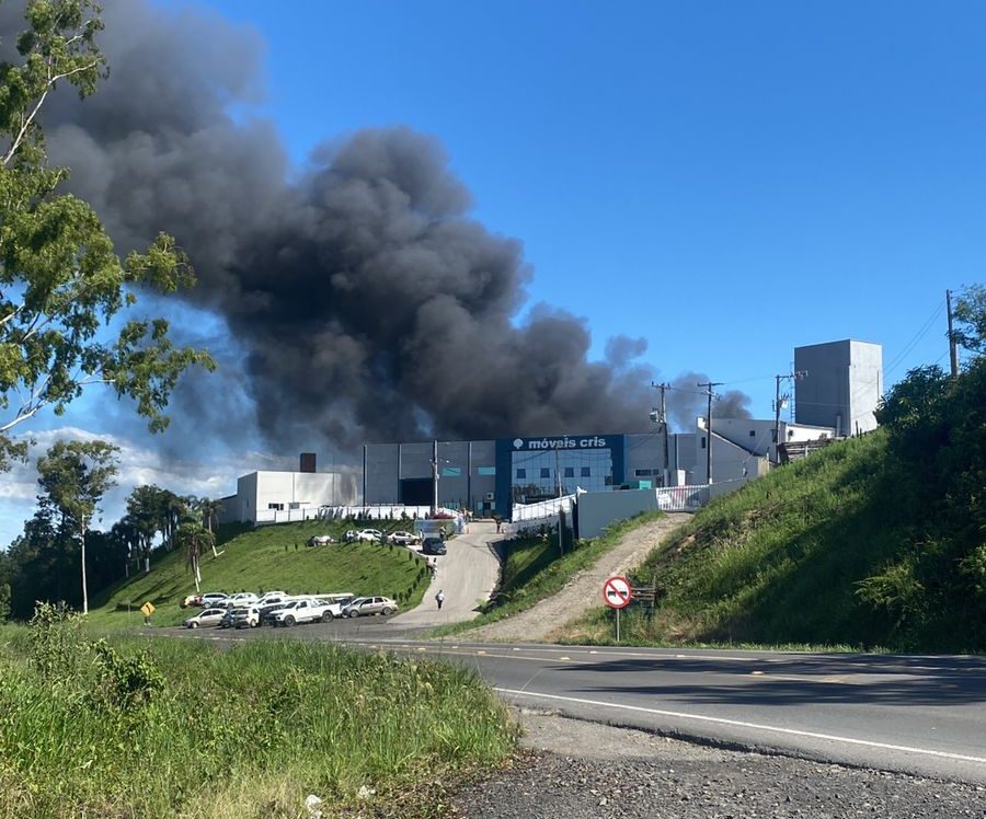 Mais de vinte bombeiros atuaram em incêndio em empresa de Pouso Redondo