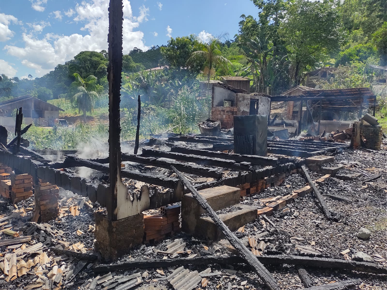 Incêndio destrói residência em Vidal Ramos