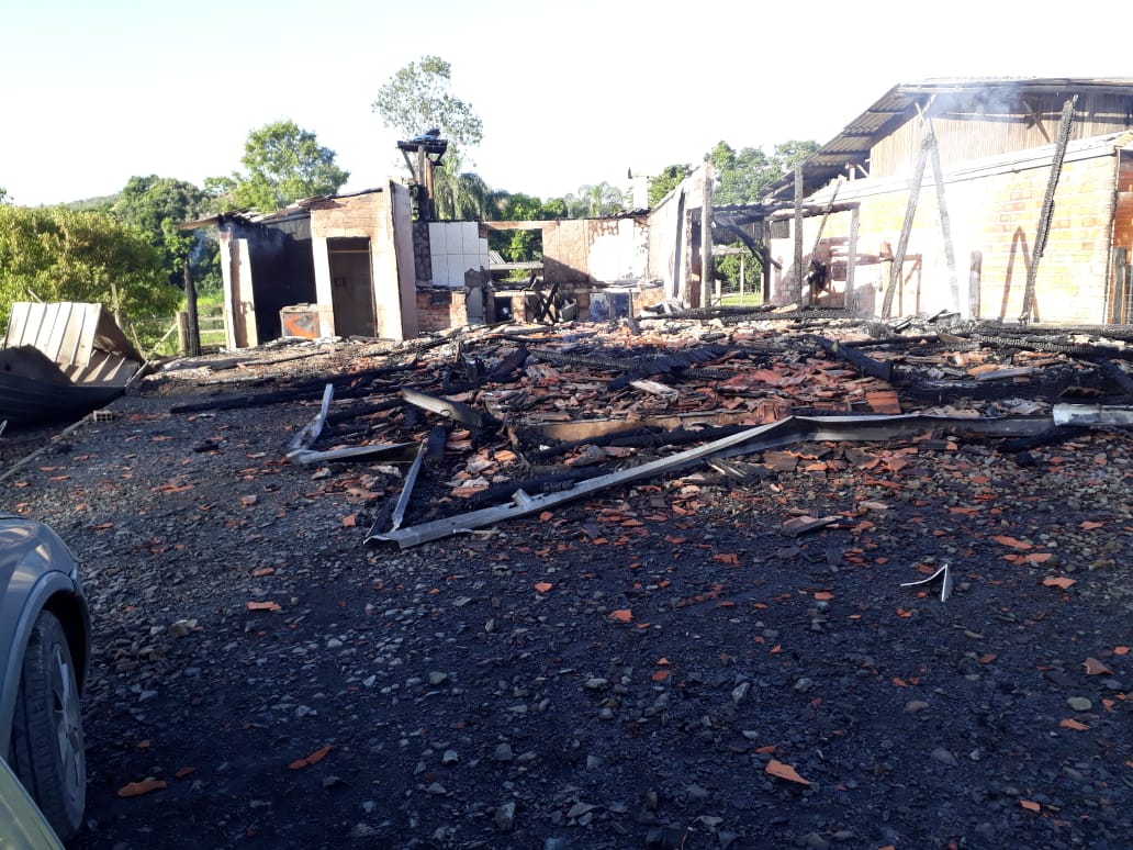 Família perde tudo após incêndio destruir residência nesta madrugada em Pouso Redondo