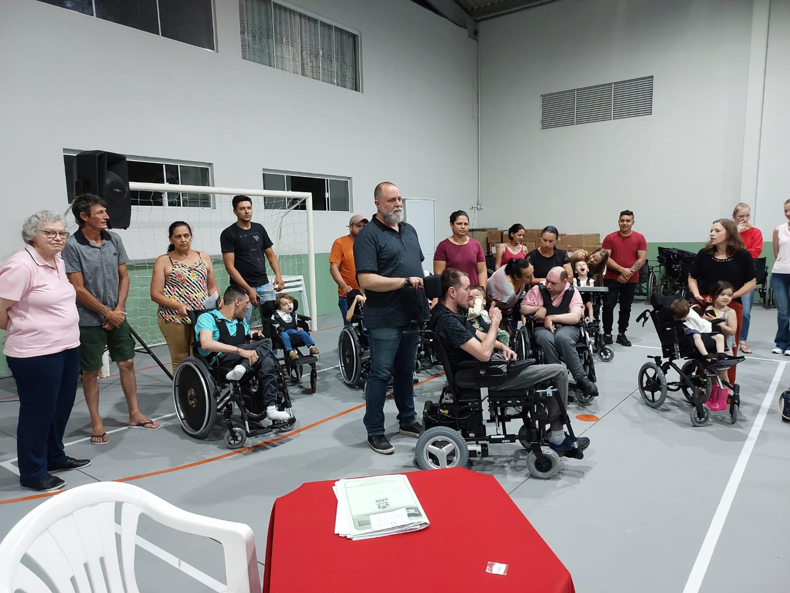 APAE de Agrolândia entrega cadeiras para educandos durante reunião festiva