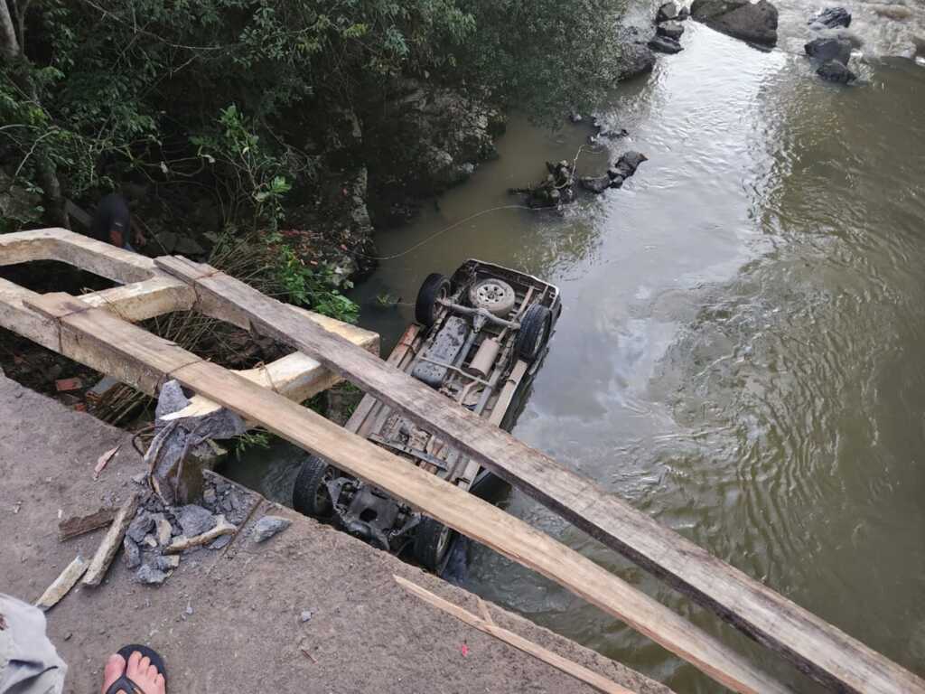 Caminhonete cai em rio no município de Rio do Campo