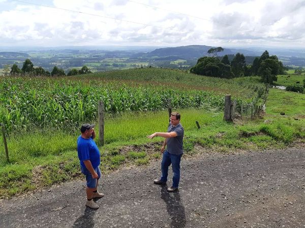 Prefeito de Pouso Redondo Rafael Neitzke Tambozi visita localidades do município