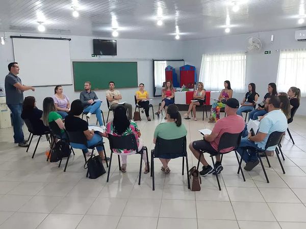 Reunião com diretores da Rede Municipal de Ensino é realizada em Pouso Redondo