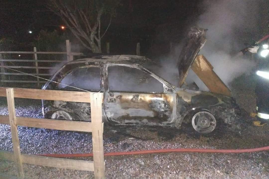 Carro fica totalmente destruído após pegar fogo em Lontras