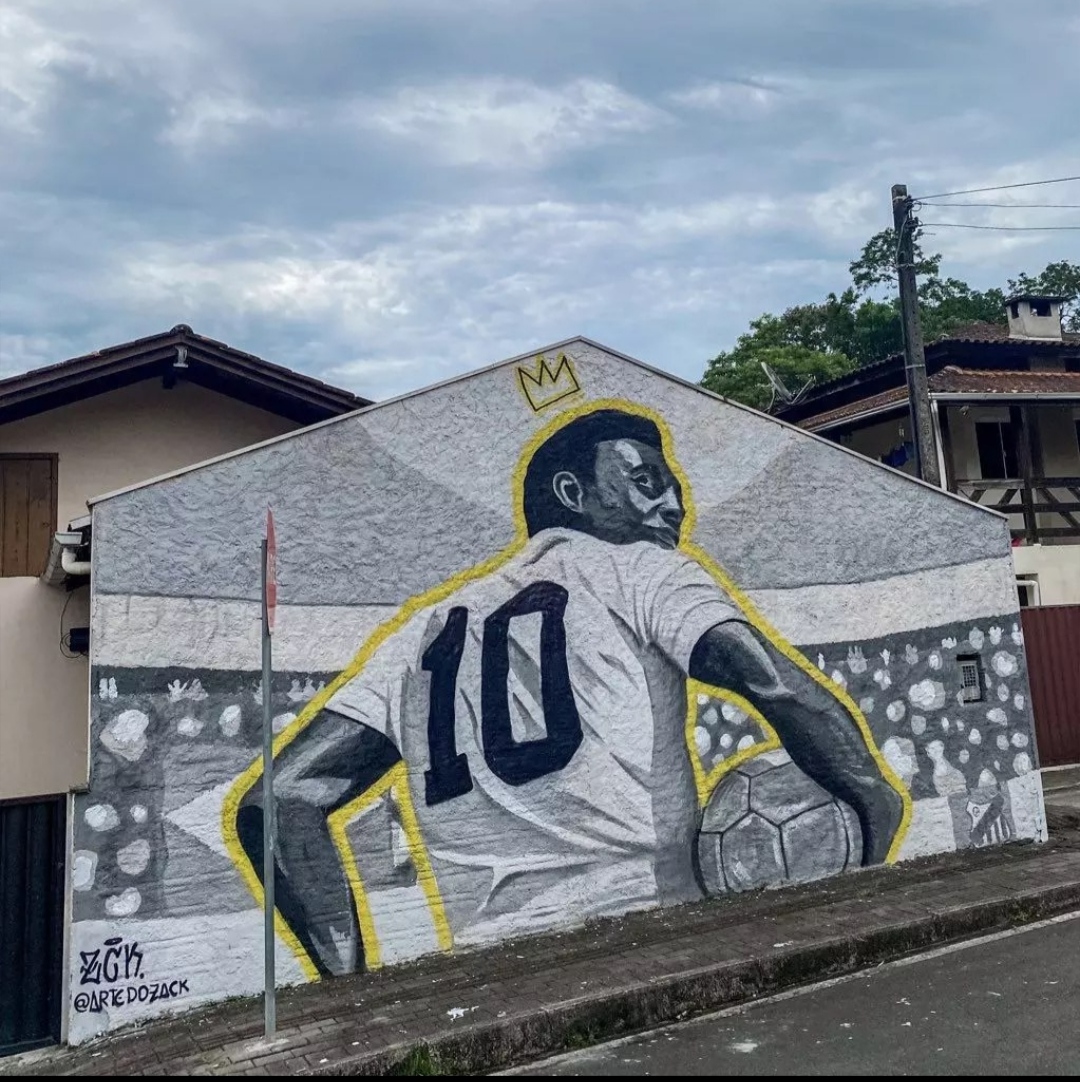 Taioense desenha rei Pelé em muro de torcedor do Santos em Blumenau