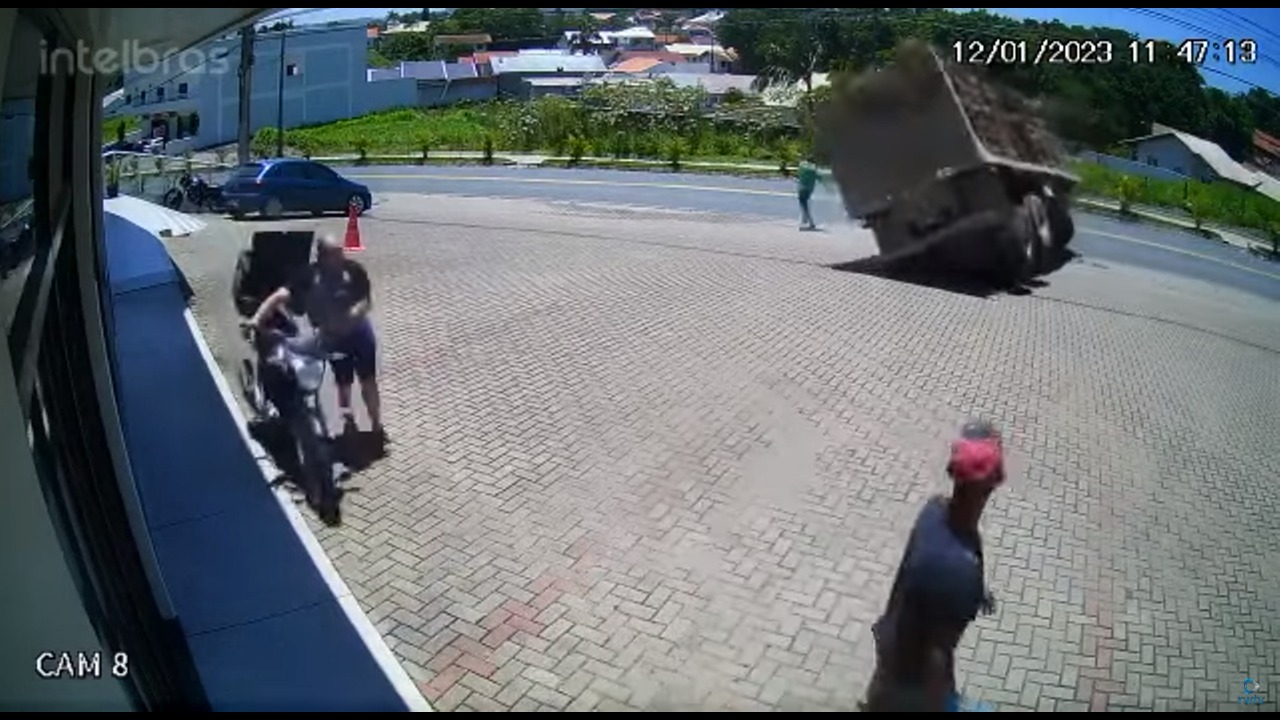 VÍDEO: Câmera de monitoramento flagra exato momento em que homem ‘escapa da morte’ em Ituporanga