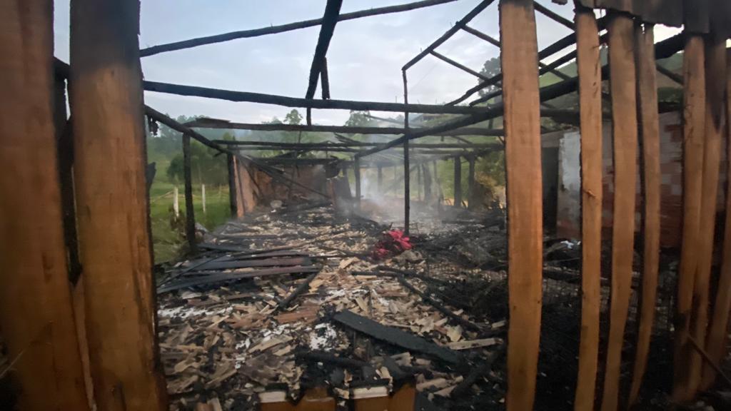 FOTOS: Empresa de confecção textil é totalmente destruída por incêndio em Witmarsum