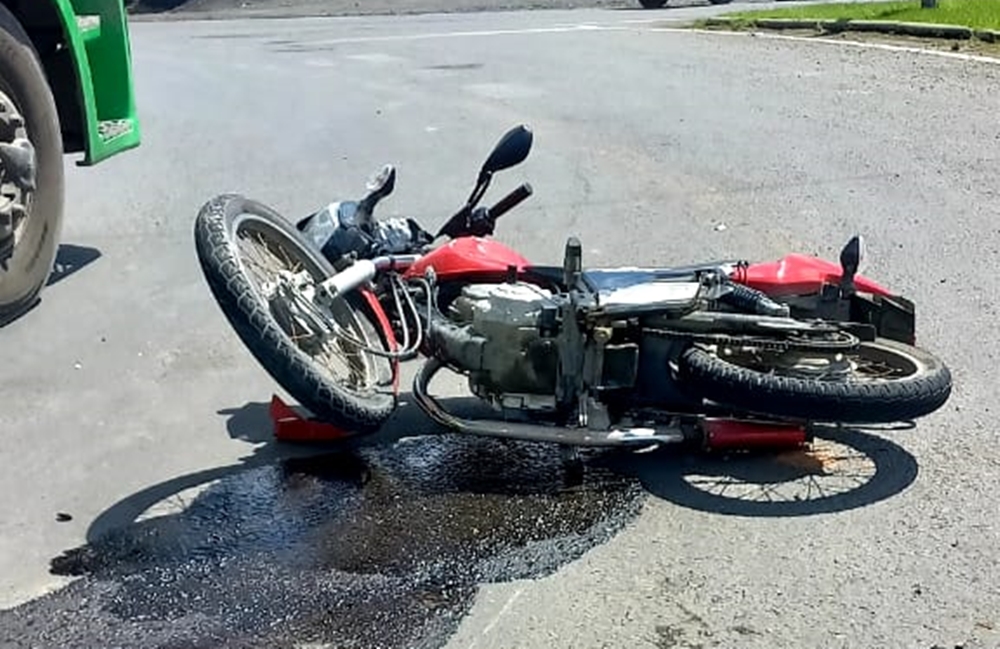 Acidente entre carro e moto deixa motociclista gravemente ferido em Pouso Redondo