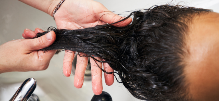 Ministério da Saúde alerta para risco do uso de produtos químicos nos cabelos