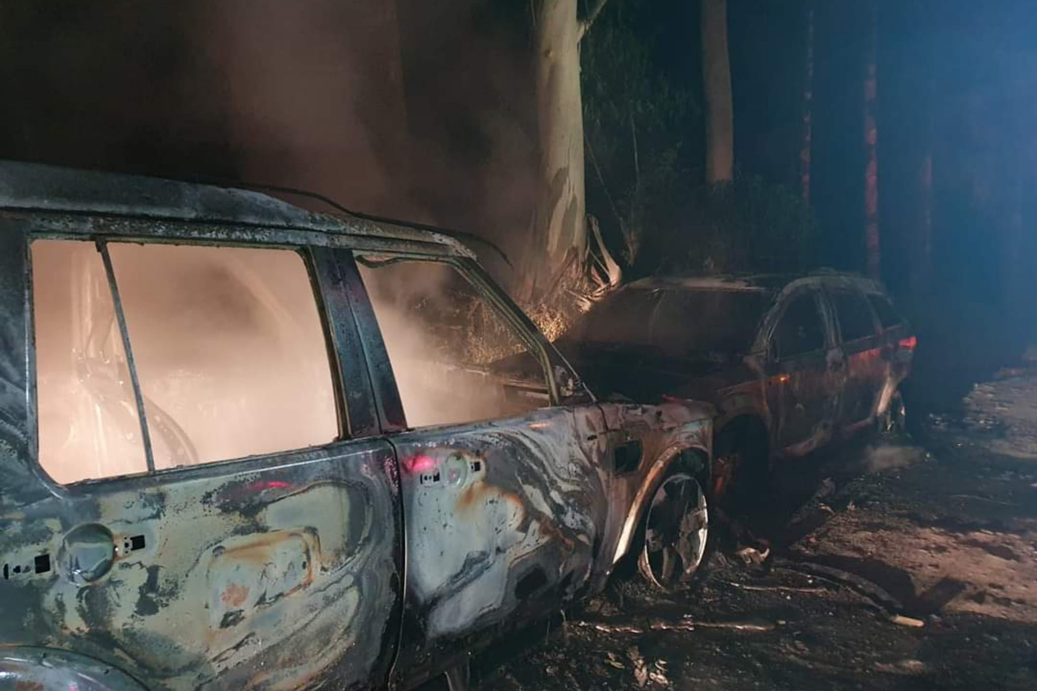 Carros pegam fogo após colisão frontal em Braço do Trombudo