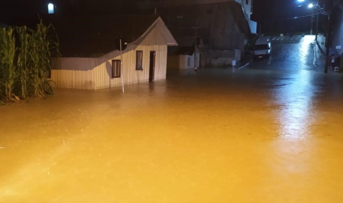 Chuva causa estragos e compromete abastecimento de água em Dona Emma