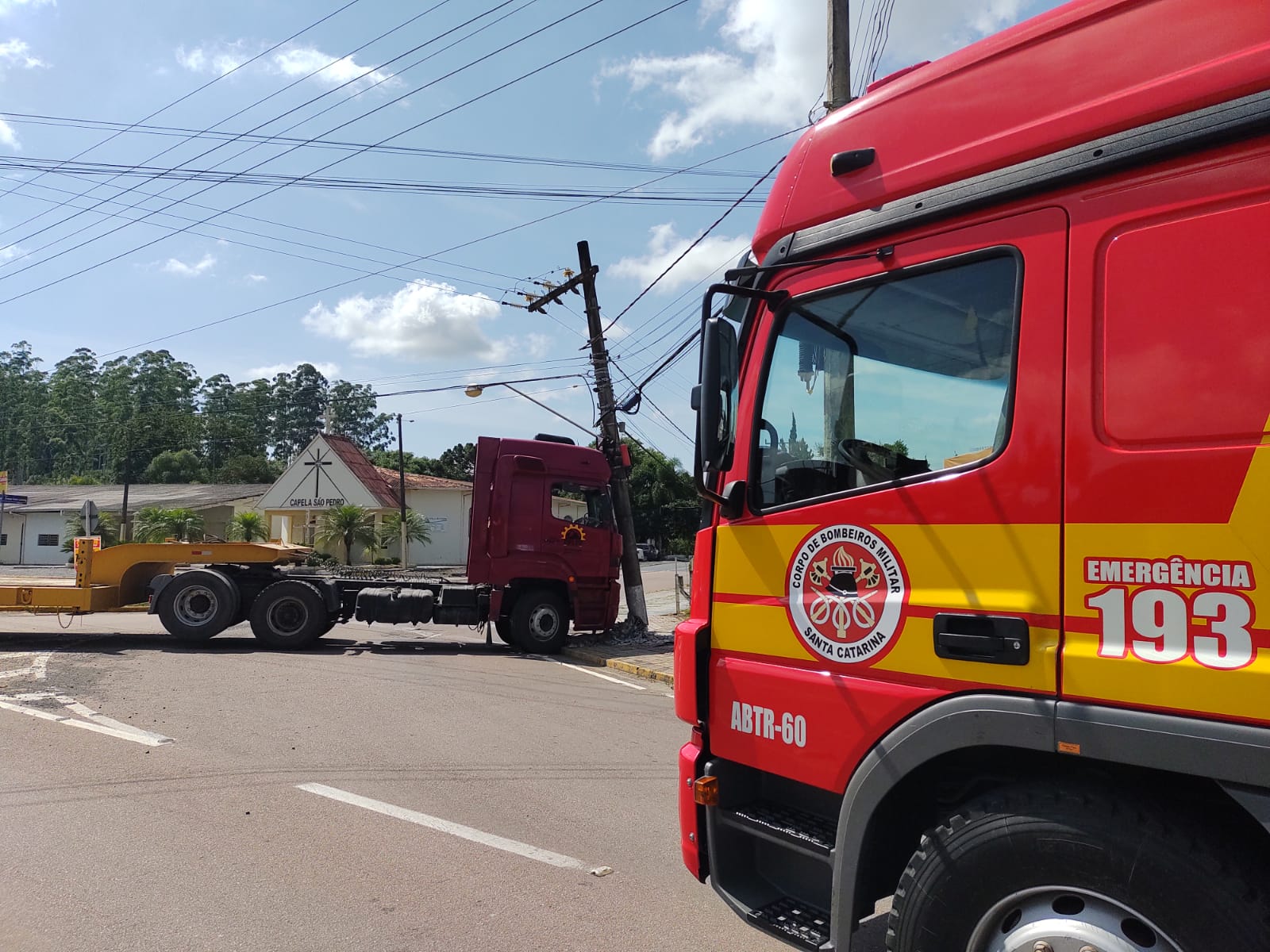Caminhão colide em poste após ficar sem freio, em Ituporanga