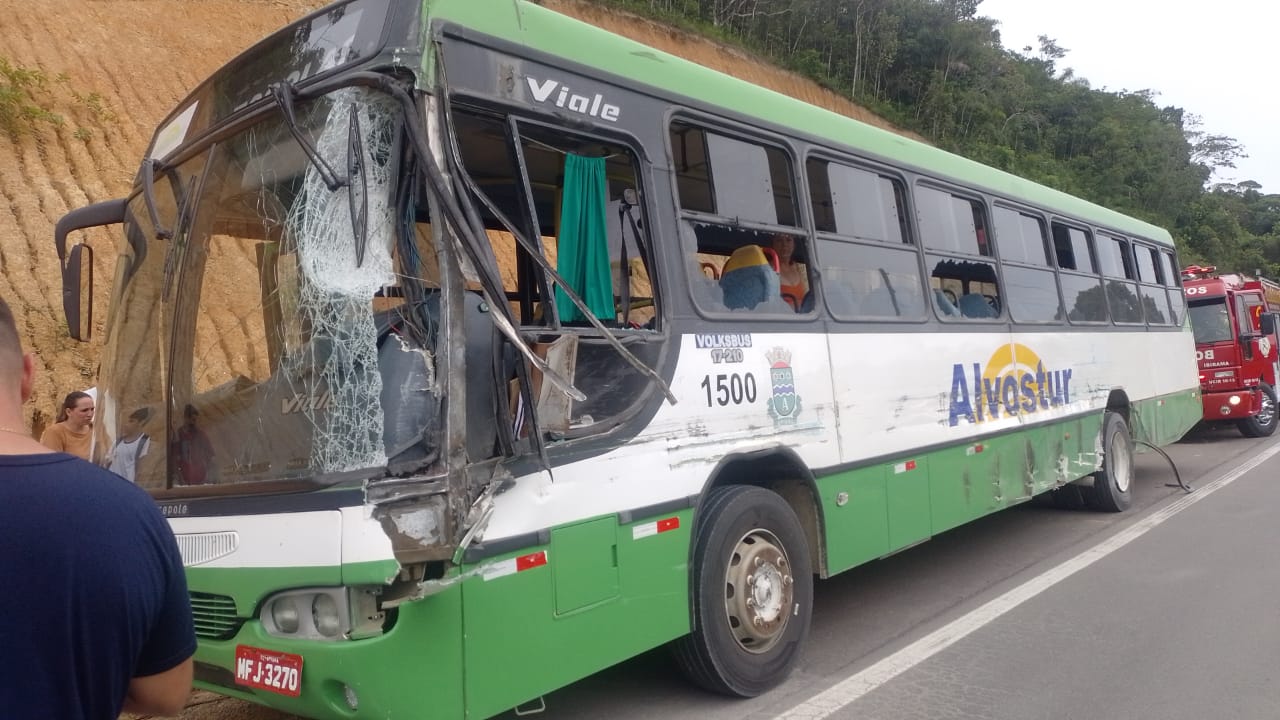Acidente entre ônibus e caminhão é registrado na BR-470