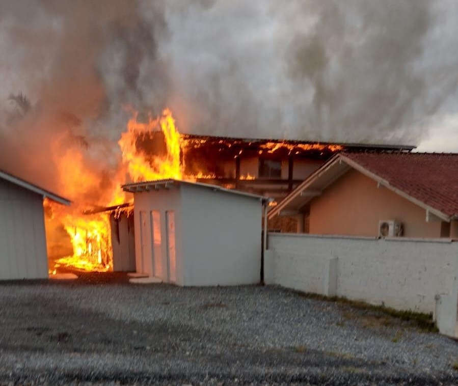 Incêndio atinge igreja e ameaça edificações vizinhas em Ituporanga