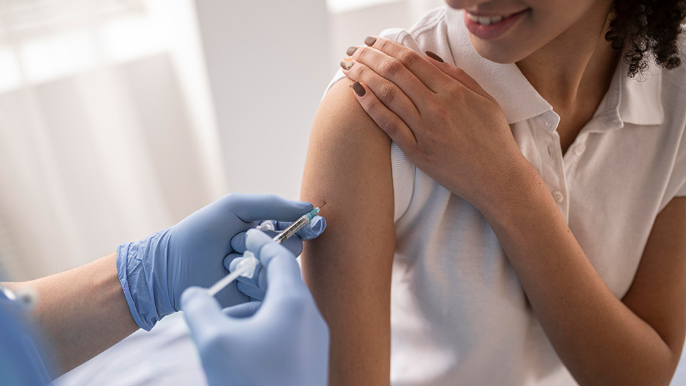 Queda da cobertura vacinal contra o HPV representa risco de aumento de casos de cânceres evitáveis no Brasil