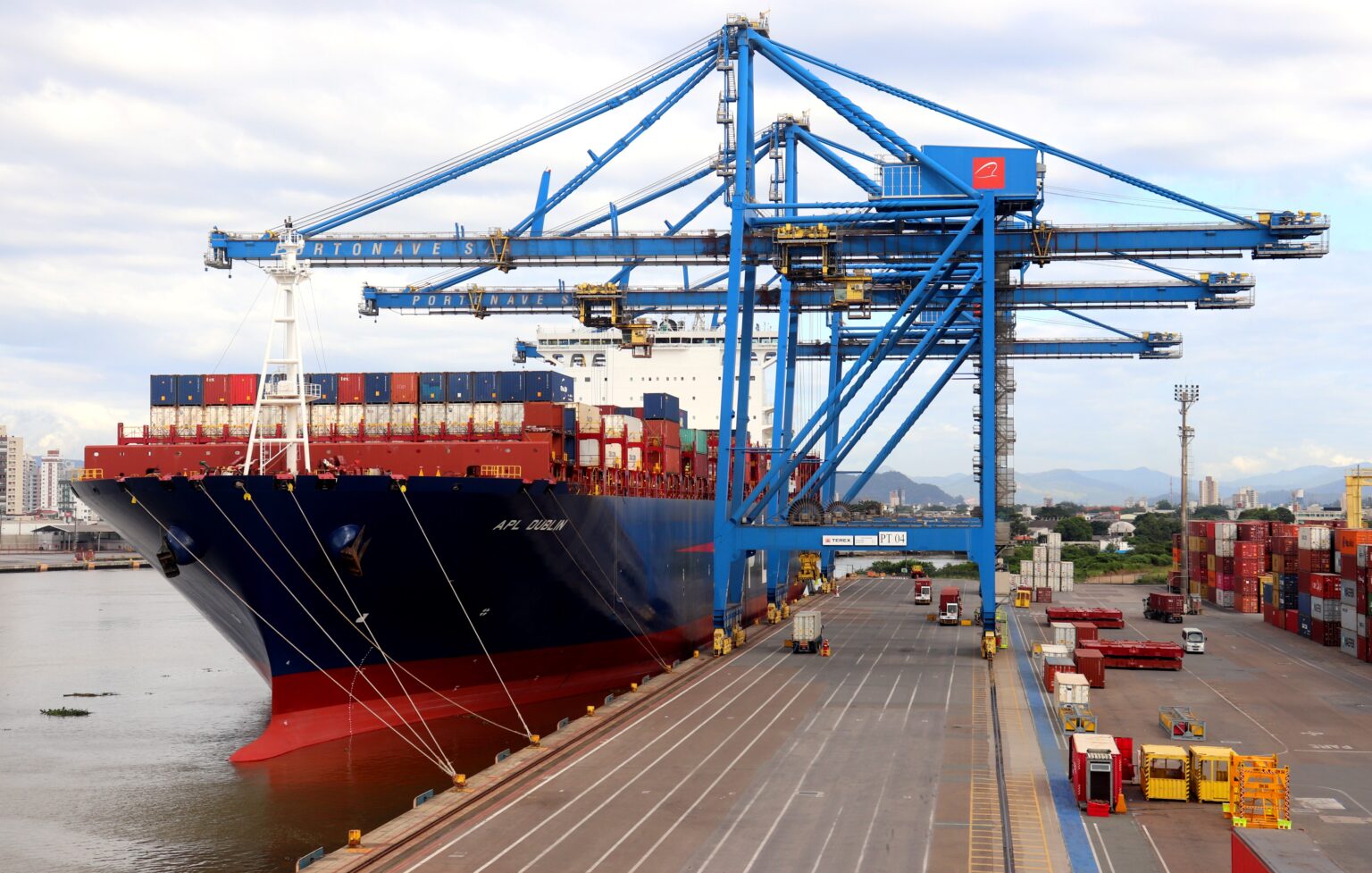 Porto de Navegantes recebe um dos maiores navios a atracar no Brasil