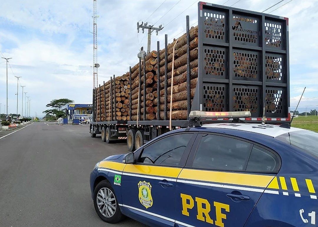 PRF flagra bitrem transportando 19 toneladas de excesso na BR-101