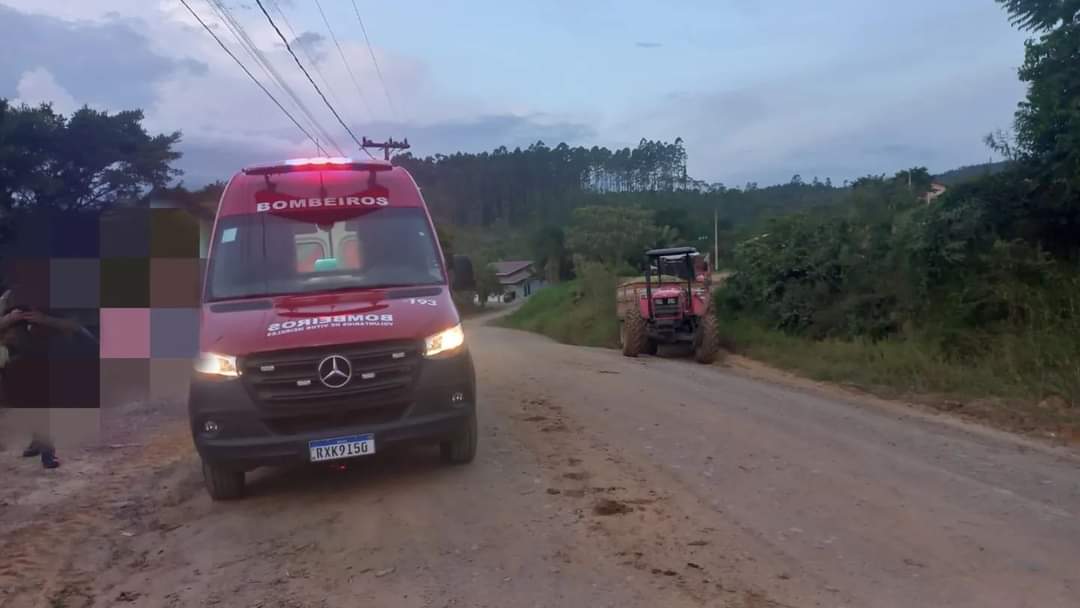 Bombeiros Voluntários de Vitor Meireles atendem acidente entre moto e trator