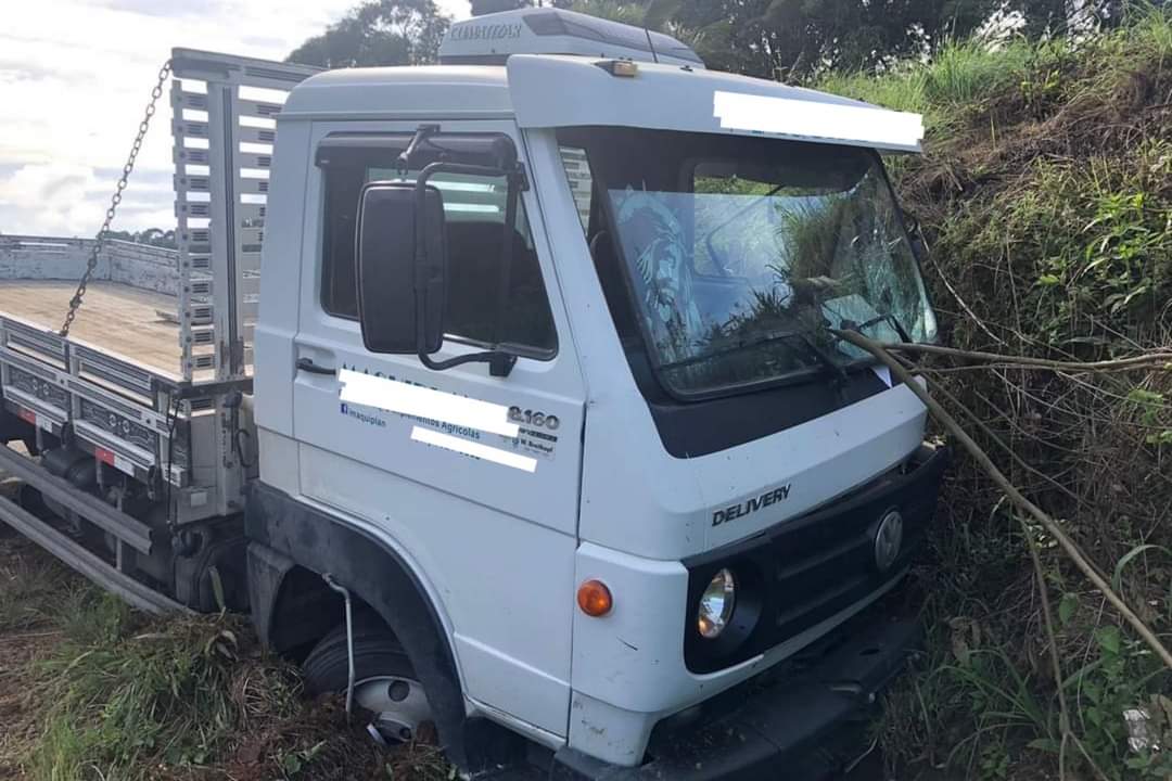 Caminhão com placas de Rio do Sul se envolve em acidente na BR-470