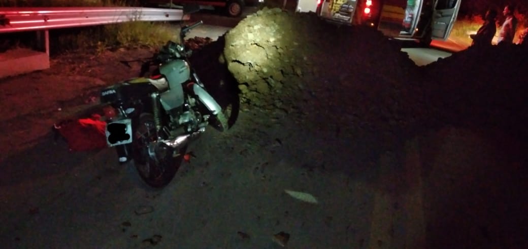 Motociclista fica ferido após colidir em barreira da ponte interditada, em Mirim Doce